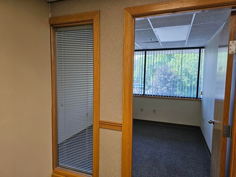 More Photos Of 30 Massachusetts Ave, North Andover Office For Lease