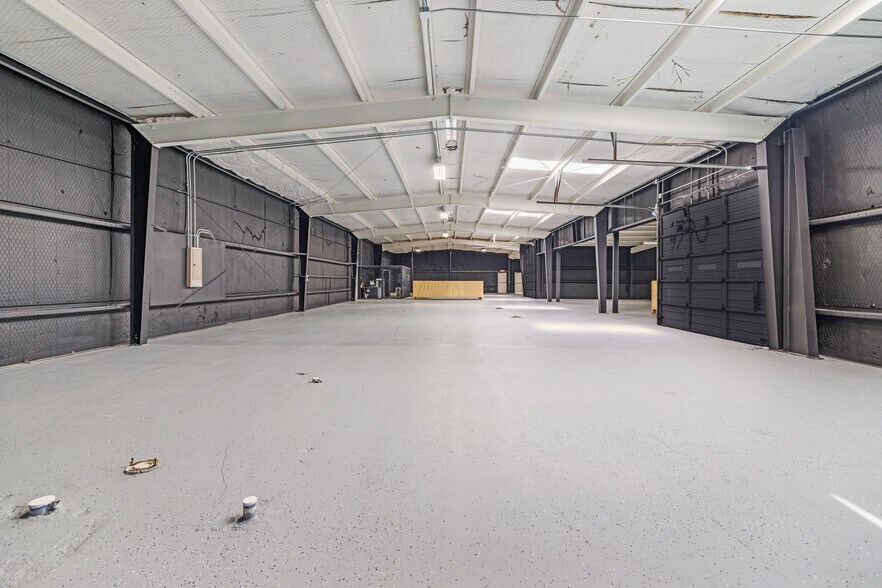 More Photos Of 408 S Main St, Lampasas Light Distribution For Sale