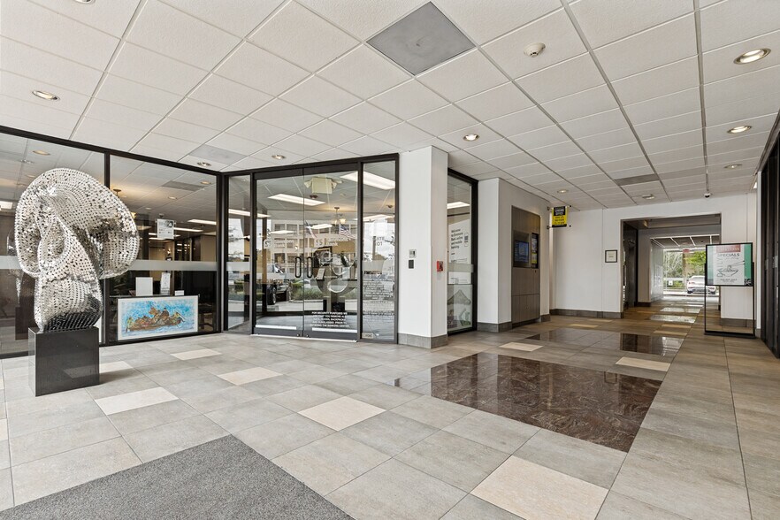 More Photos Of 720 N Post Oak Rd, Houston Office For Lease