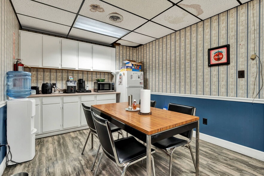 More Photos Of 2450 Riverside Drive, Chattanooga Warehouse For Sale