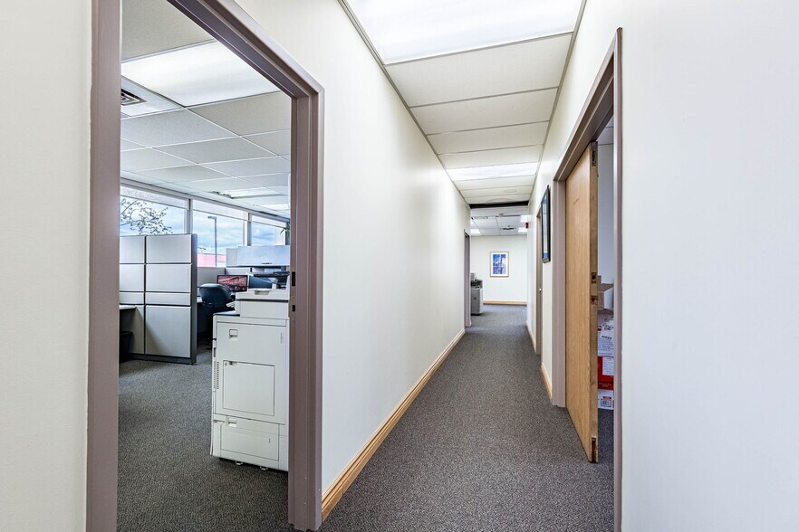 More Photos Of 220 Advance Blvd, Brampton Office For Sale