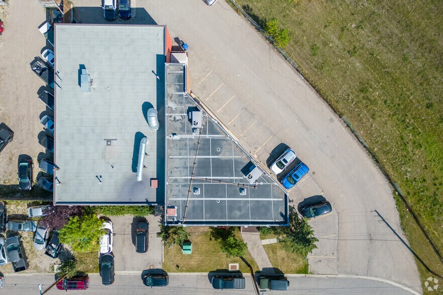 More Photos Of 76 Skyline Cres NE, Calgary Office For Sale