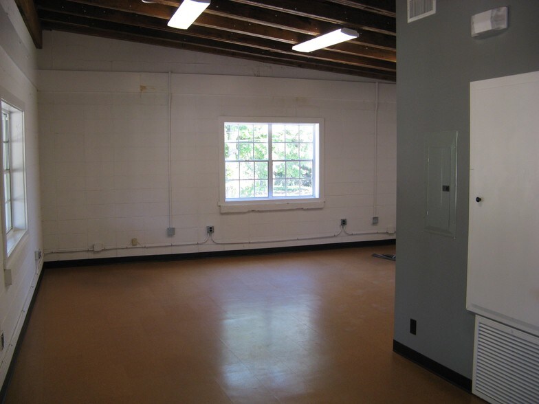 More Photos Of 805 Church St, Mobile Light Distribution For Lease