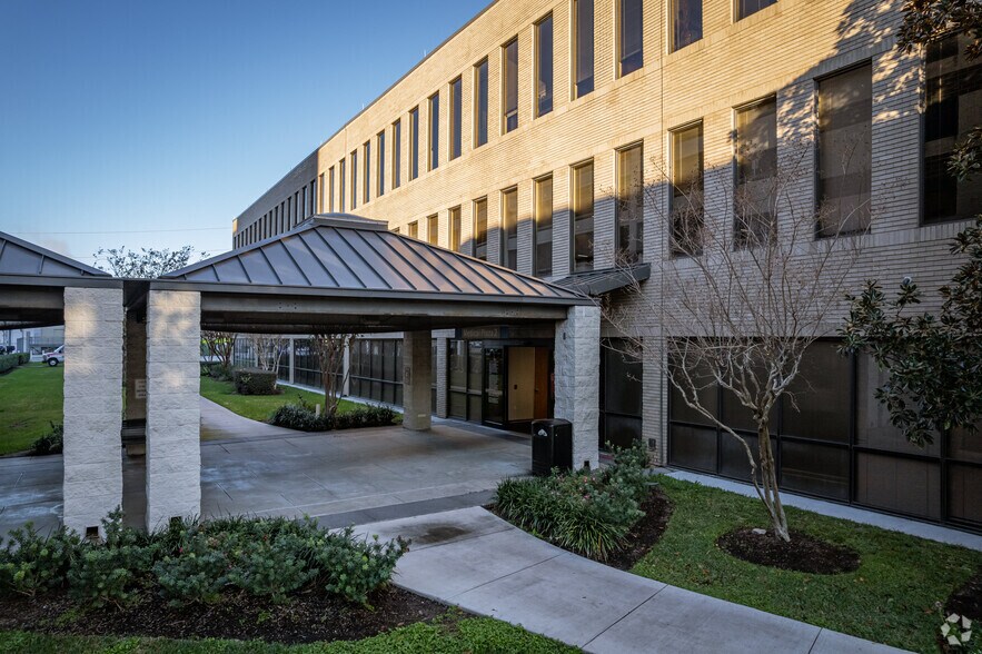 More Photos Of 1740 W 27th St, Houston Medical For Lease