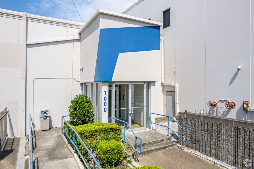 More Photos Of 1000 Elmwood Park Blvd, Elmwood Distribution For Lease