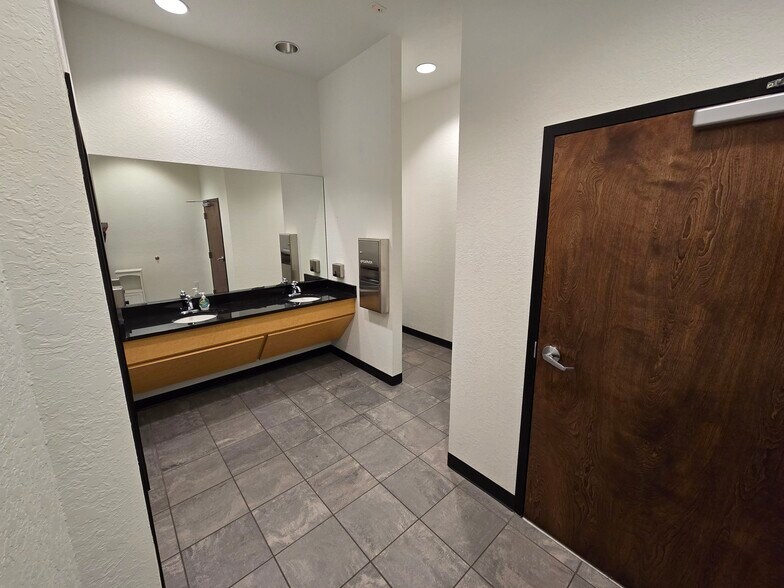 More Photos Of 6881 Kingspointe Pky, Orlando Flex For Lease