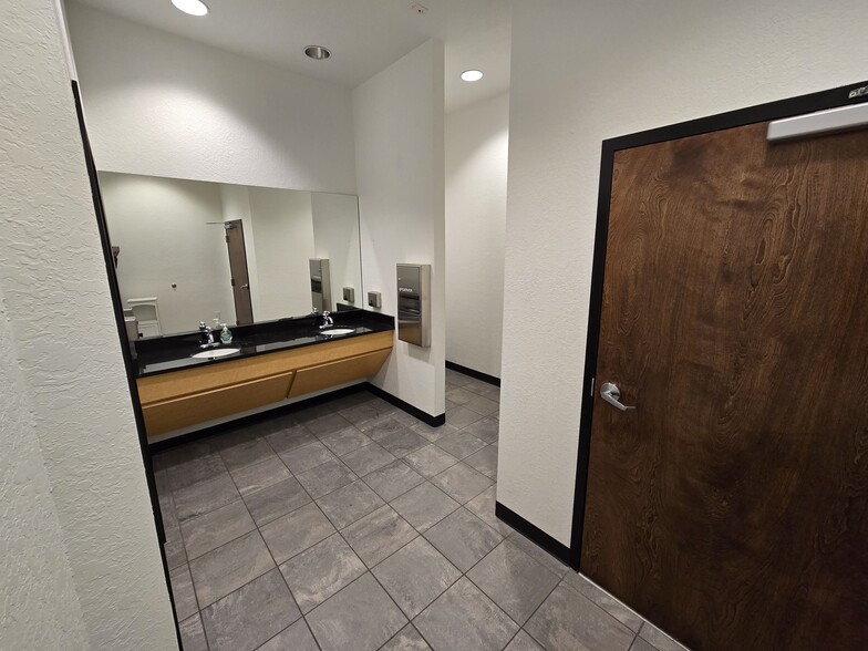 More Photos Of 6881 Kingspointe Pky, Orlando Flex For Lease