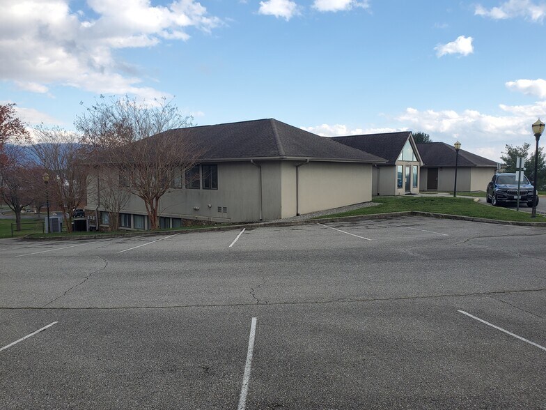 More Photos Of 7857 Enon Dr, Hollins Medical For Sale