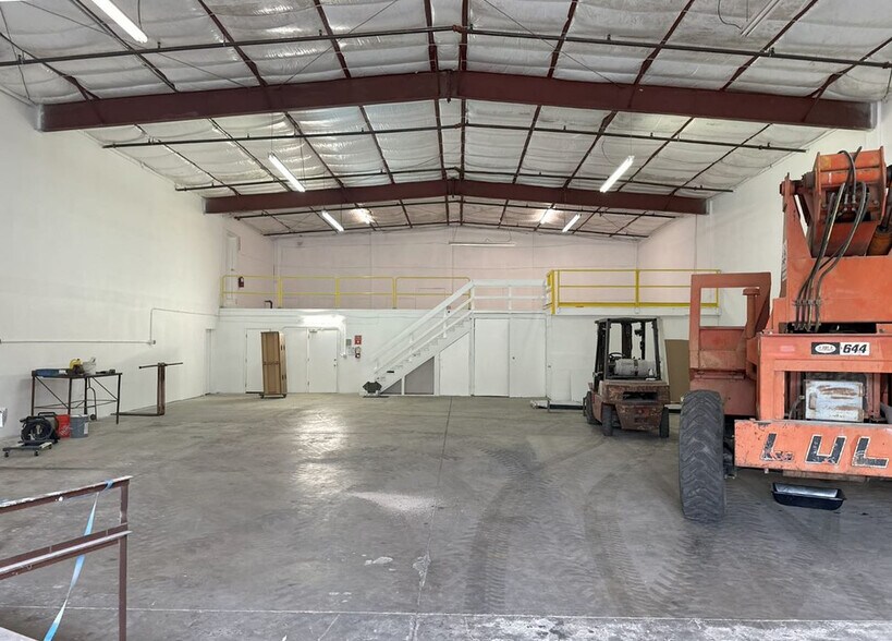 More Photos Of 19011 Mermack Rd, Lake Elsinore Manufacturing For Lease