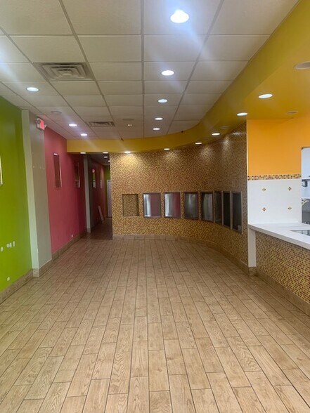 More Photos Of 4849-4853 Oakton St, Skokie Storefront For Lease
