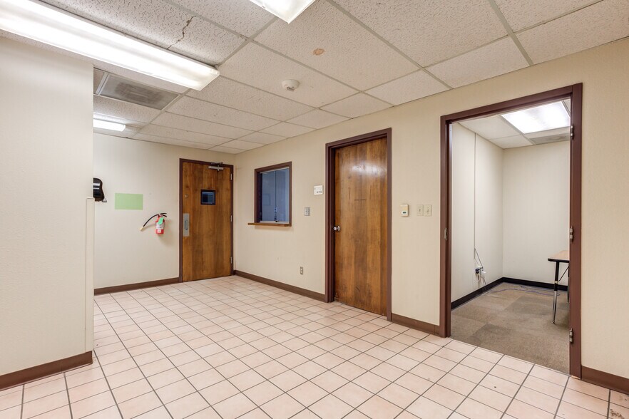 More Photos Of 3802-3806 Interstate 27, Lubbock Office For Sale
