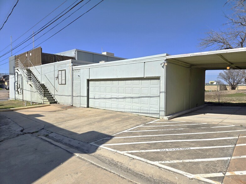 More Photos Of 406 N Carrier Pky, Grand Prairie Storefront Retail Office For Sale