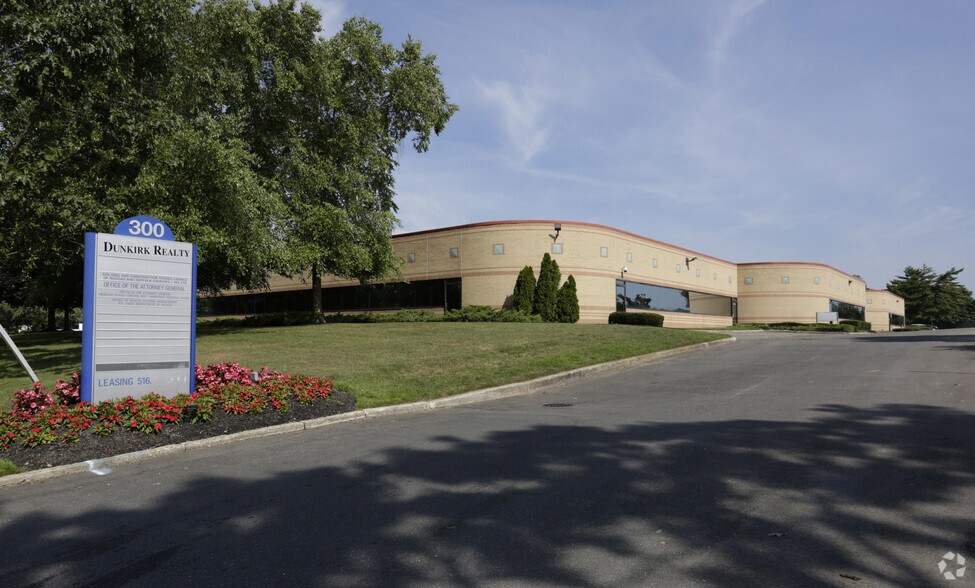 Primary Photo Of 300 Motor Pky, Hauppauge Medical For Lease
