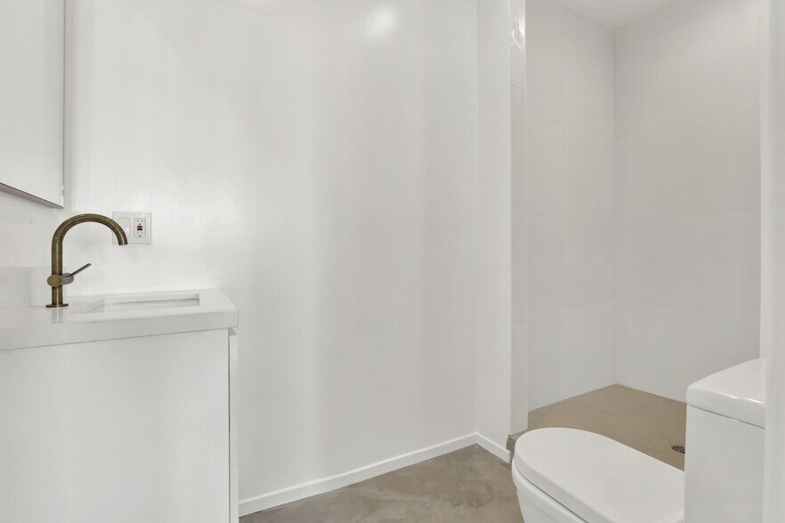 More Photos Of 435 S Boyle Ave, Los Angeles Office Residential For Sale