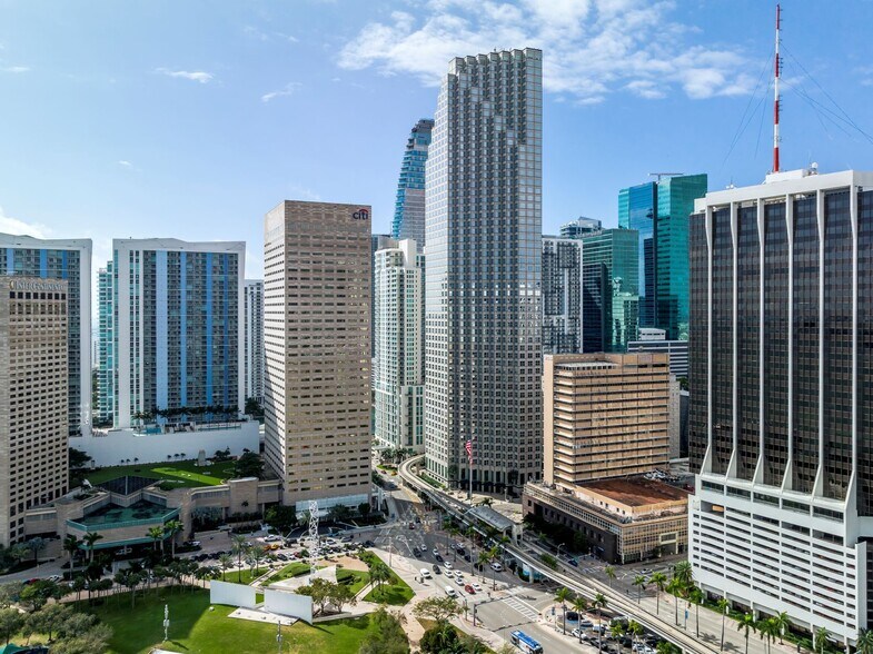 More Photos Of 200 S Biscayne Blvd, Miami Office For Lease