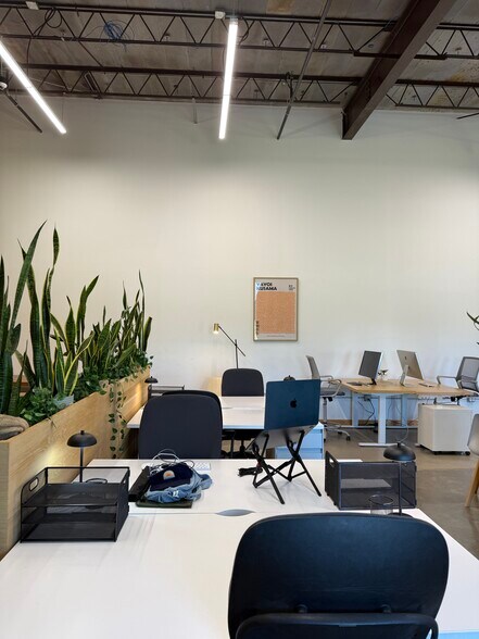More Photos Of 600 S 1st St, Rogers Warehouse For Lease