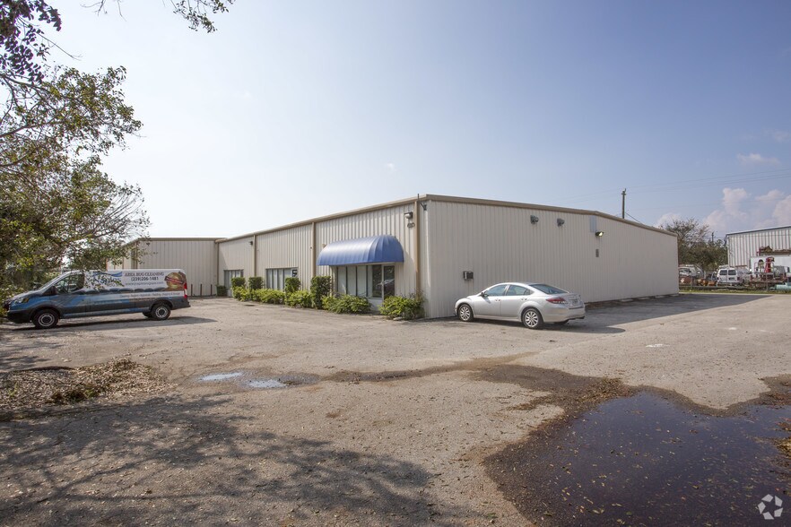 More Photos Of 4073-4081 Mercantile Ave, Naples Manufacturing For Lease