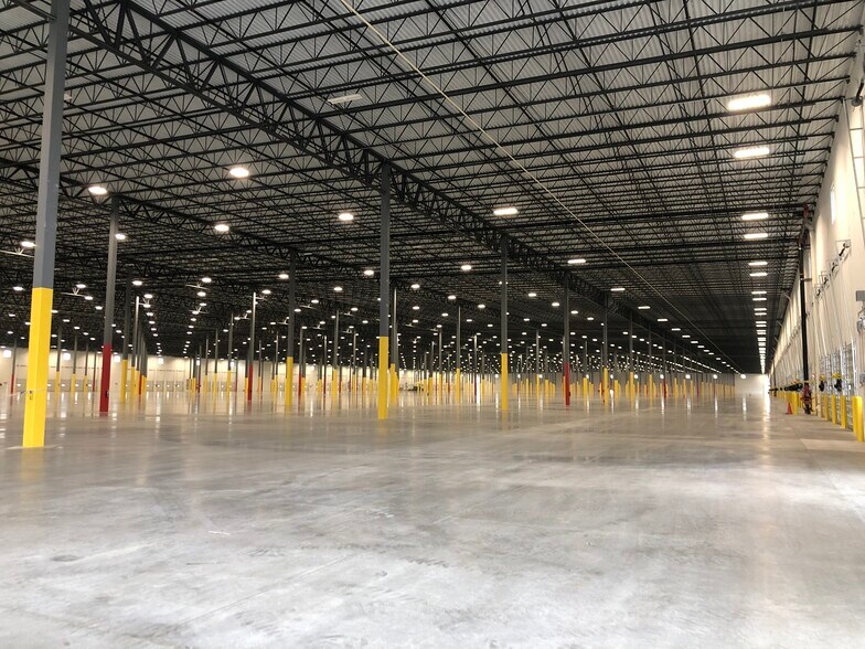 More Photos Of 1020 Enterprise Pkwy, West Jefferson Distribution For Lease