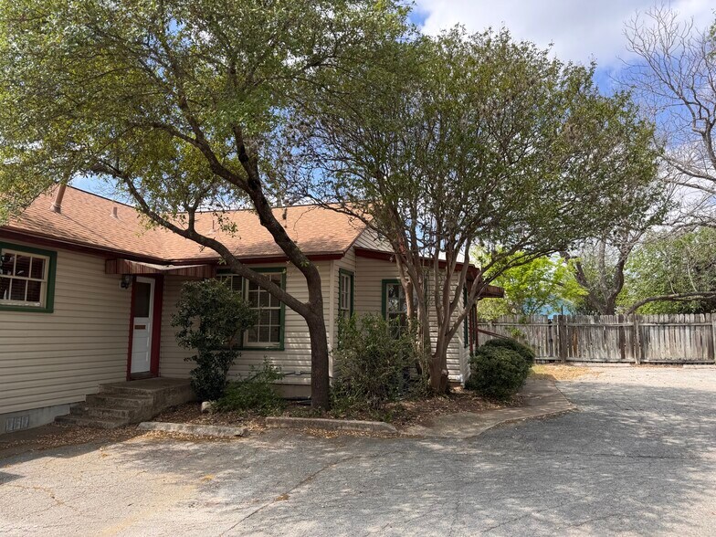 More Photos Of 400 Harvey St, San Marcos Office For Sale