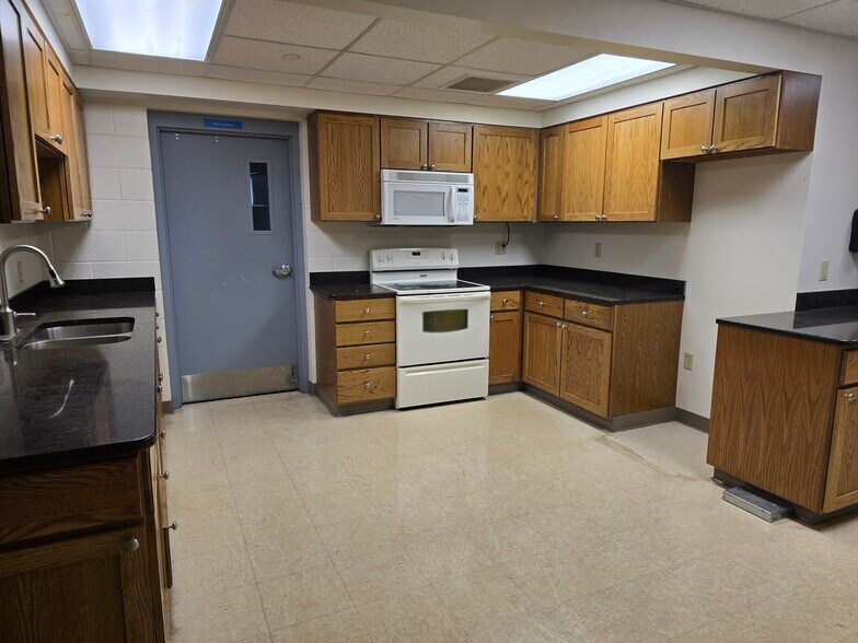 More Photos Of 3933 Monitor Rd, Bay City Office For Sale