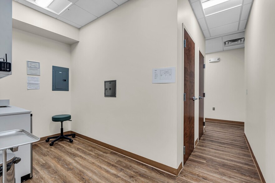 More Photos Of 500 Park Ave, Manalapan Township Medical For Lease