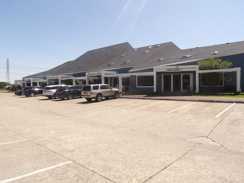 More Photos Of 17300 Saturn Ln, Houston Medical For Lease