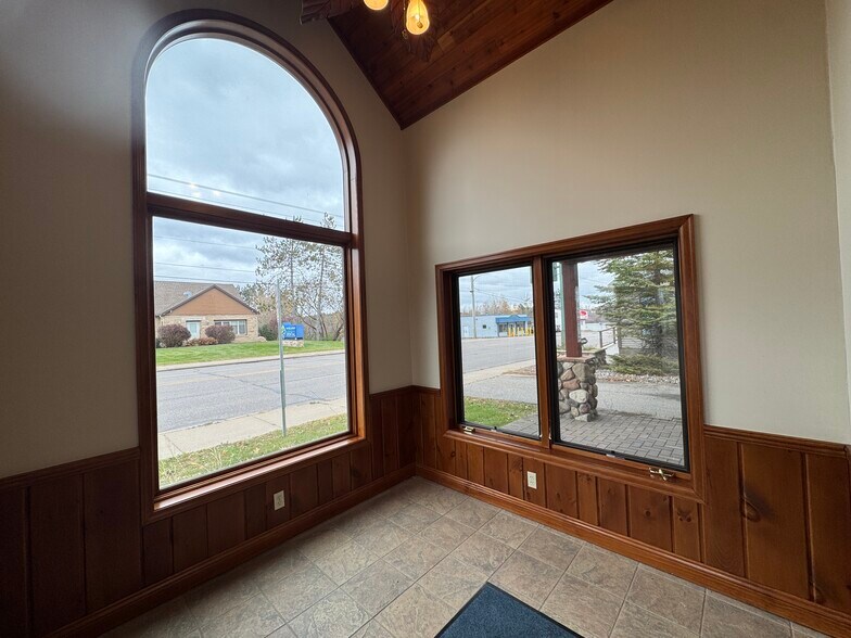 More Photos Of 804 Lincoln St, Rhinelander Office For Sale
