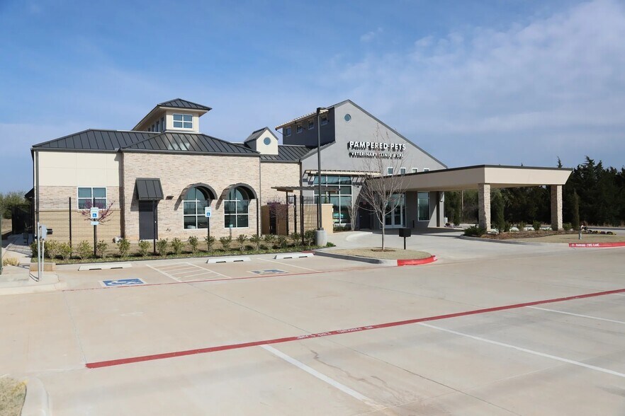 More Photos Of 2020 N Kelly Ave, Edmond Veterinarian Kennel For Sale