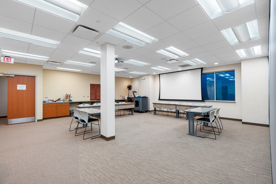 More Photos Of 4400 Calumet Ave, Manitowoc Office For Sale