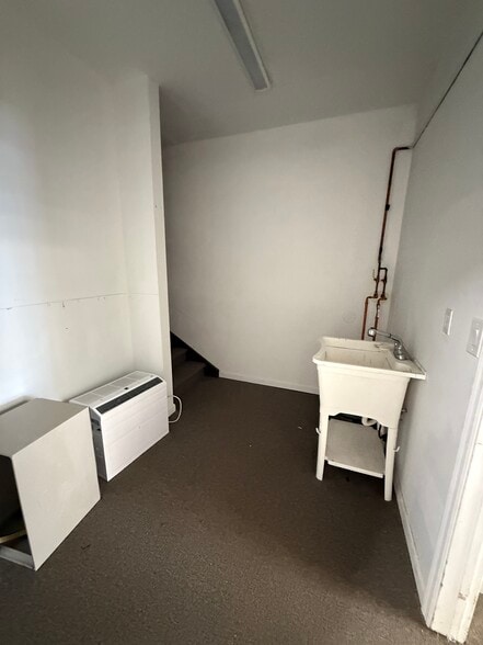 More Photos Of 130 Lenox Ave, Stamford Warehouse For Sale