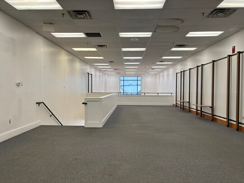 More Photos Of 9 Bow St, Freeport General Retail For Sale