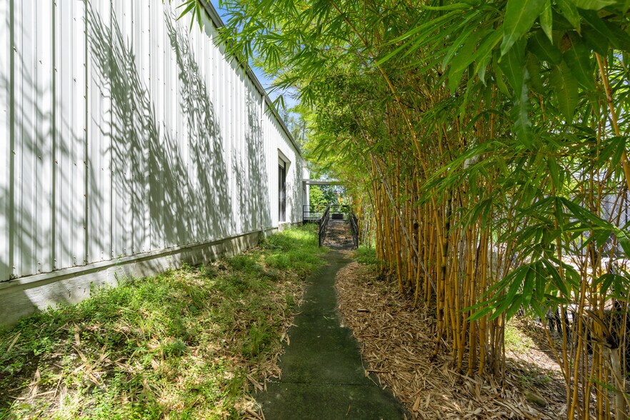 More Photos Of 3075 NW South River Dr, Miami Storefront Retail Office For Lease