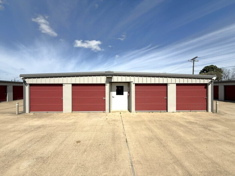 More Photos Of 801 W Brown St, Hearne Self Storage For Sale