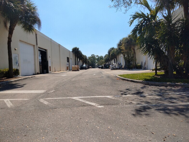 More Photos Of 352 Tall Pines Rd, West Palm Beach Warehouse For Lease