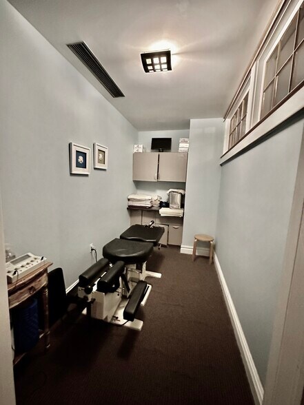 More Photos Of 4 Dearfield Dr, Greenwich Medical For Lease