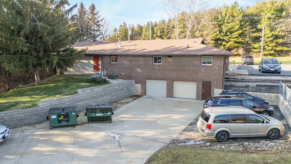 More Photos Of 645 Hawthorne Dr, Omro Veterinarian Kennel For Sale