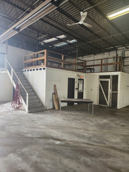 More Photos Of 103 Quarry Rd, Rochelle Warehouse For Lease