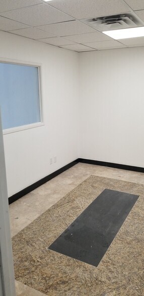 More Photos Of 10551 Goodnight Ln, Dallas Manufacturing For Lease