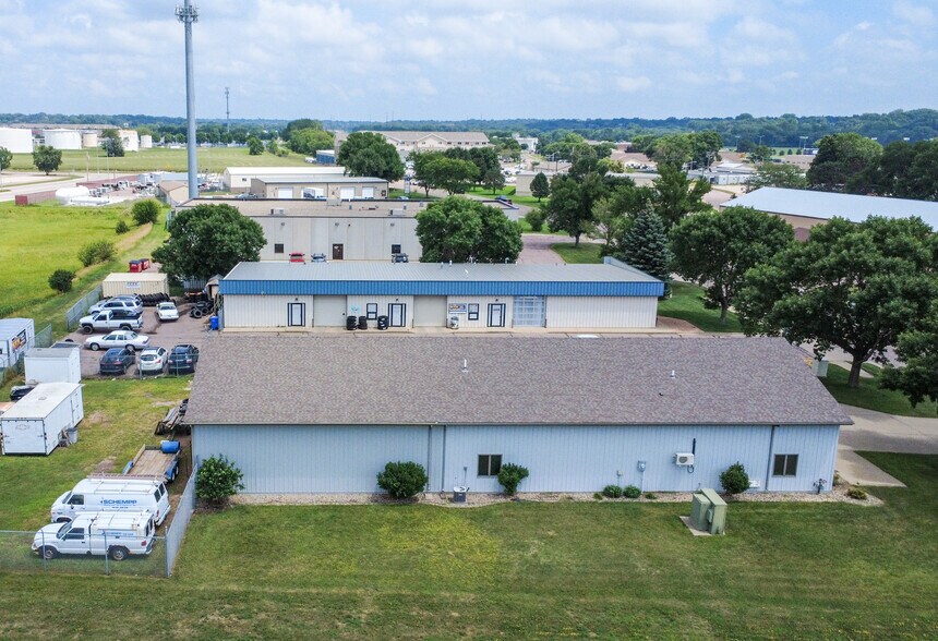 More Photos Of 1814 W 50th St, Sioux Falls Light Distribution For Lease