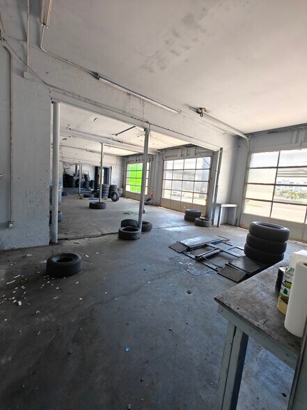 More Photos Of 18300 US Highway 19 N, Clearwater Auto Repair For Lease