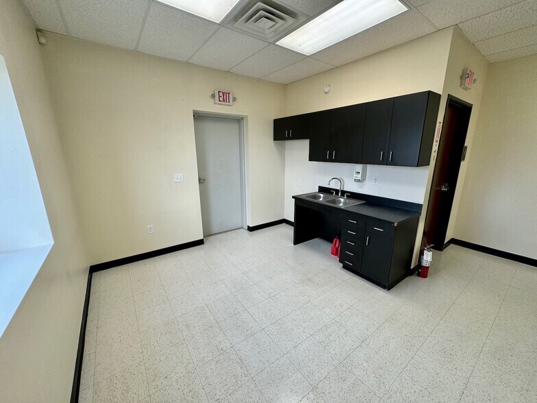 More Photos Of 4844 CR 430, Pleasanton Warehouse For Lease