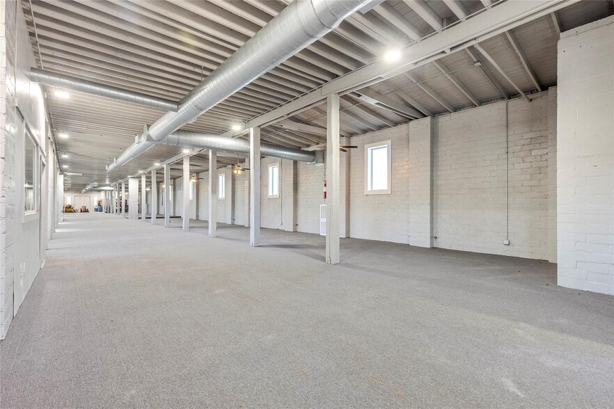 More Photos Of 2301 N Main St, Paris Freestanding For Sale