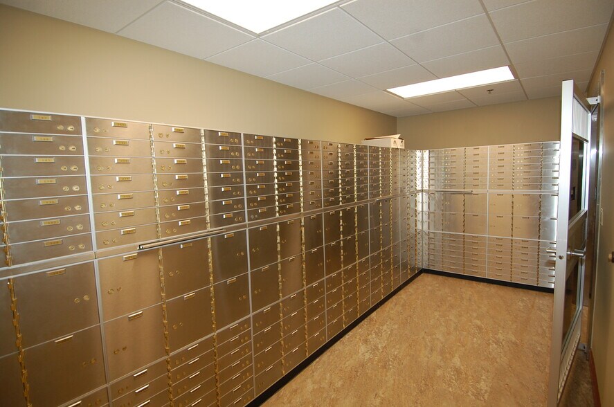 More Photos Of 640 Highway 1 W, Iowa City Office For Sale