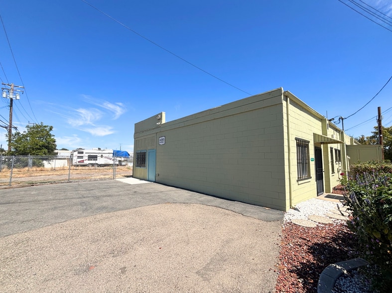 More Photos Of 4095 Deeble St, Sacramento Industrial For Lease