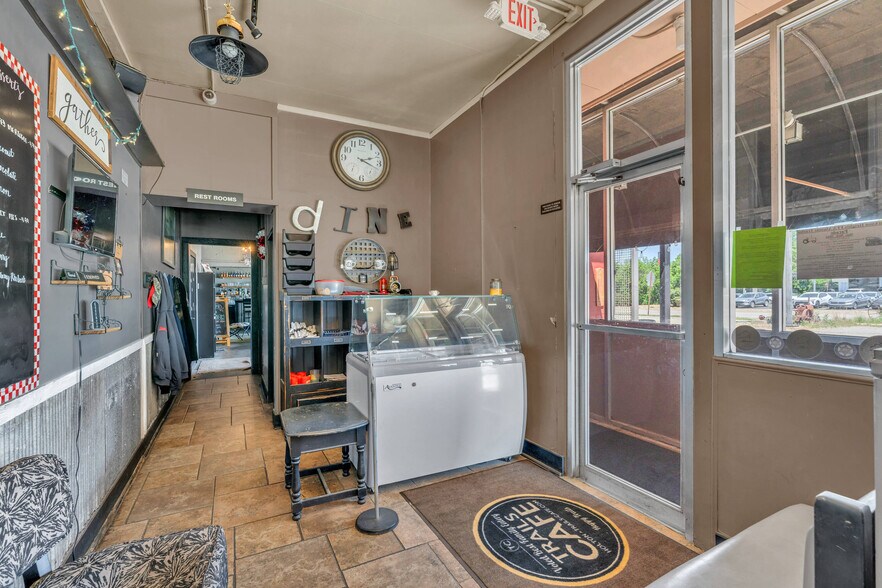 More Photos Of 601 Arizona Ave, Holton General Retail For Sale