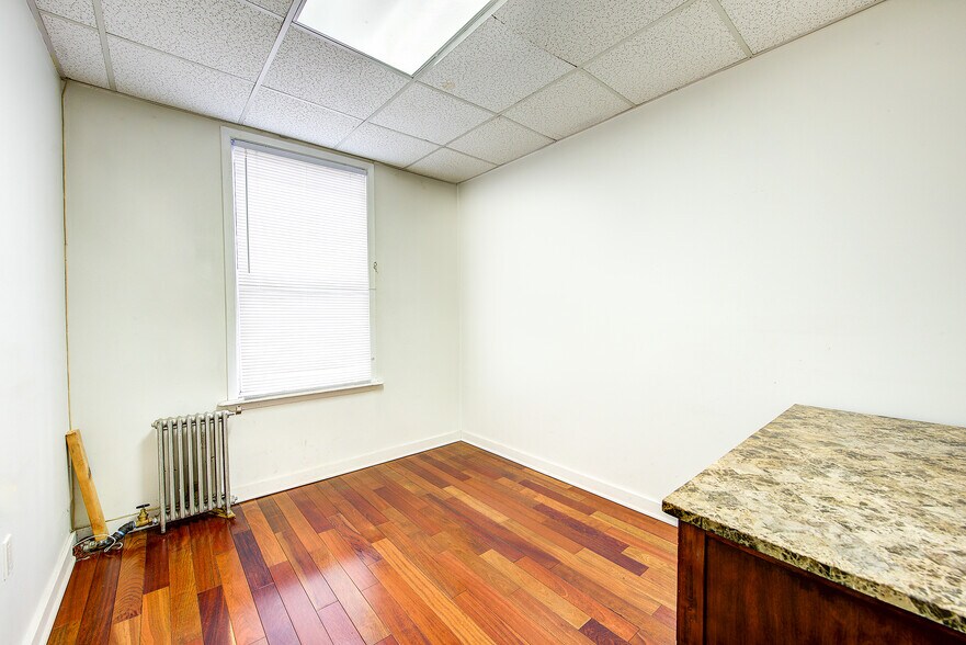 More Photos Of 12015 Liberty Ave, South Richmond Hill Storefront Retail Office For Lease