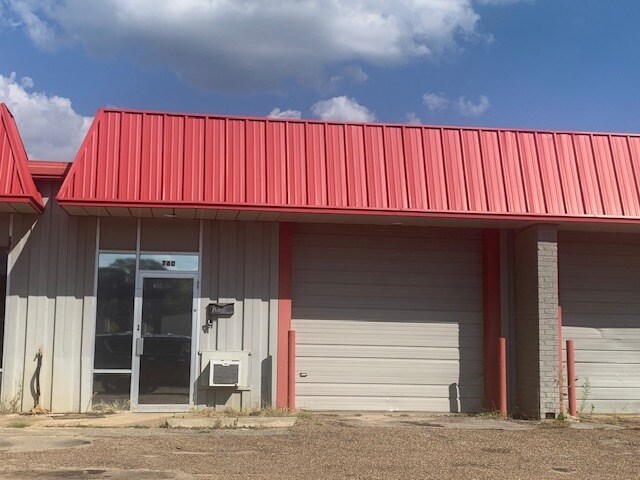 More Photos Of 760 S Eastman Rd, Longview Flex For Lease