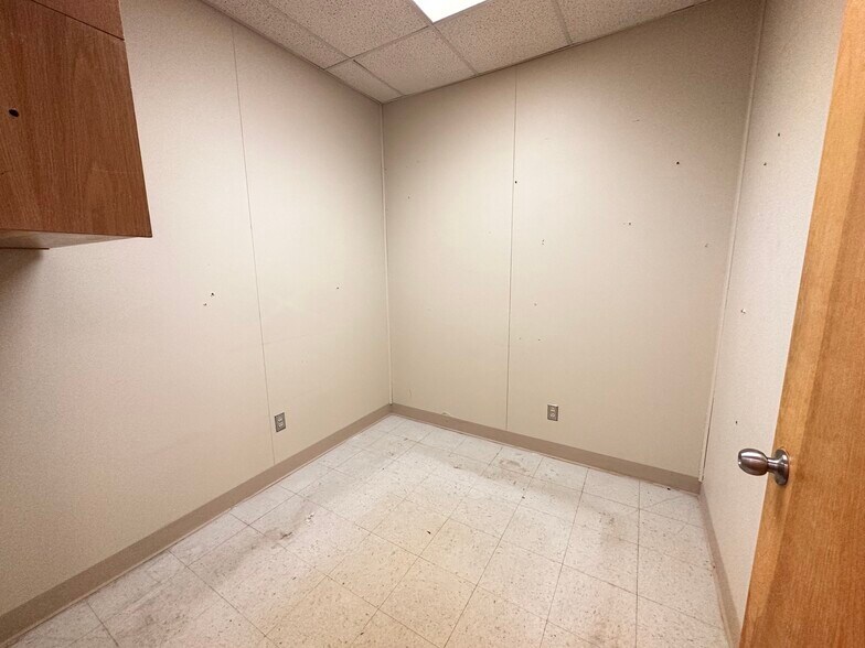 More Photos Of 811 N Macomb St, Monroe Office For Sale