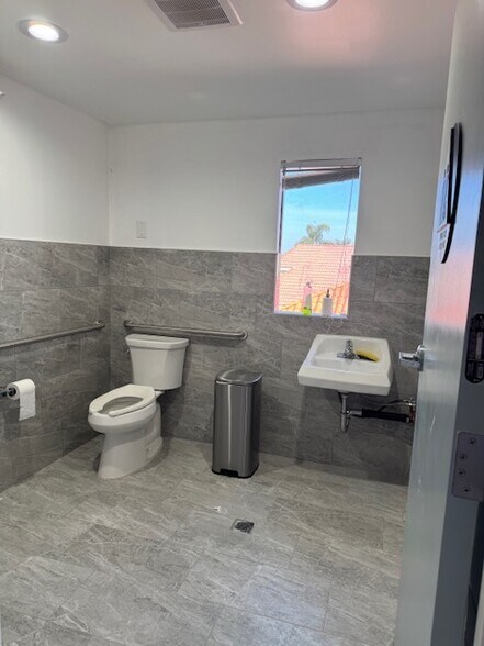 More Photos Of 20951 Brookhurst St, Huntington Beach Loft Creative Space For Lease