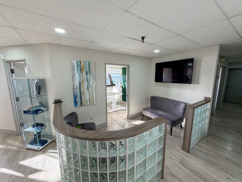 More Photos Of 7100 W 20th Ave, Hialeah Medical For Lease